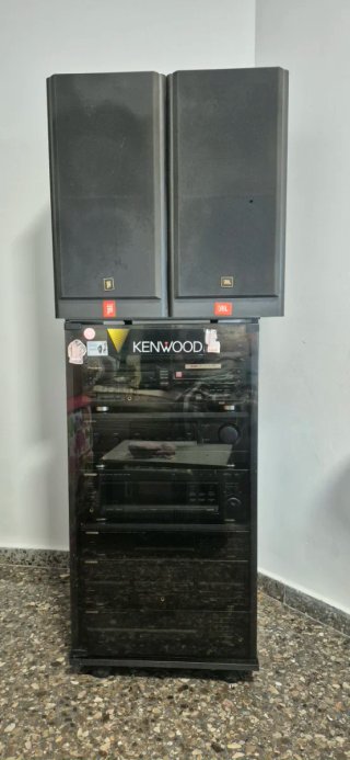 Torre de Sonido Kenwood ,con altavoces y mueble