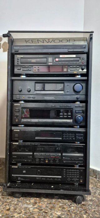 Torre de Sonido Kenwood ,con altavoces y mueble