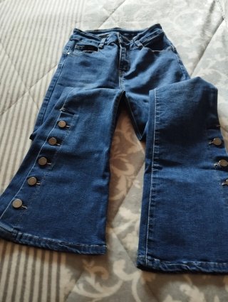 Pantalón vaquero campana con botones