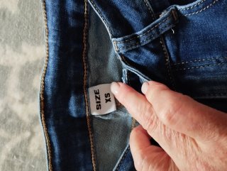 Pantalón vaquero campana con botones