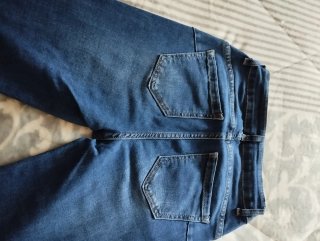 Pantalón vaquero campana con botones