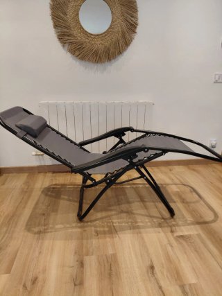 Silla tumbona plegable con bandeja