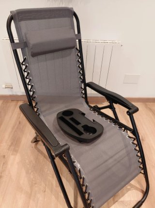 Silla tumbona plegable con bandeja