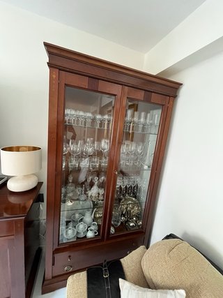 Vitrina de madera y cristal con dos cajones