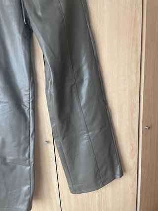Pantalón efecto piel caqui