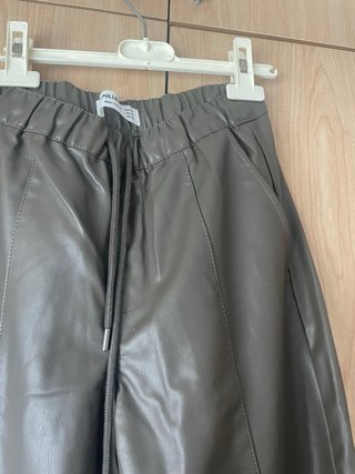 Pantalón efecto piel caqui