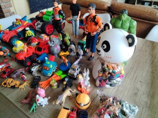 Lote figuras y juguetes varios