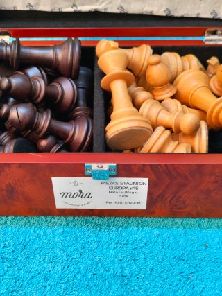 Piezas de ajedrez de madera Staunton 5 plomadas.