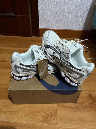 Zapatillas Asics Blancas y Grises