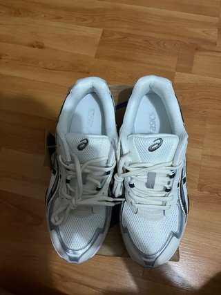 Zapatillas Asics Blancas y Grises
