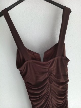 Vestido marrón fruncido con volantes Talla M