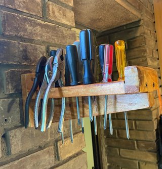 Organizador de herramientas artesanal de madera