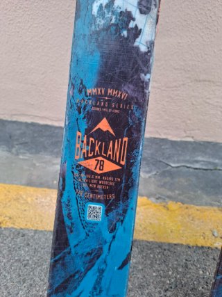 Atomic Backland 78 con fijaciones Dynafit y pieles