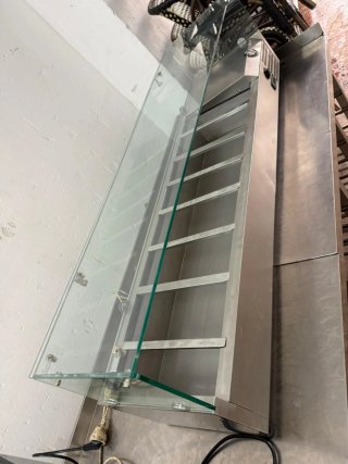 Vitrina expositora de cristal y acero