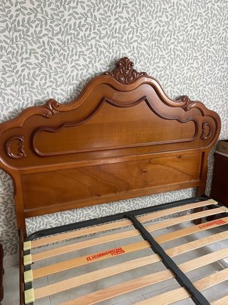 Cama de madera estilo clásico