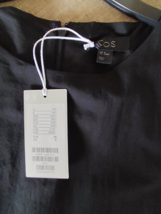 Vestido COS negro con falda plisada