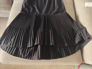 Vestido COS negro con falda plisada.