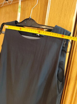 Vestido COS negro con falda plisada.