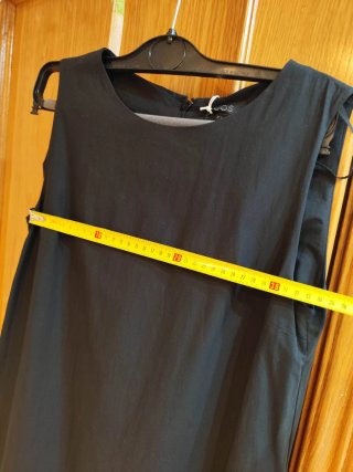 Vestido COS negro con falda plisada.