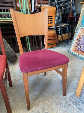 Silla de comedor madera y tela roja 20 unidades 1€