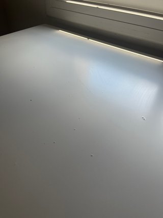 Mesa de escritorio blanca y silla