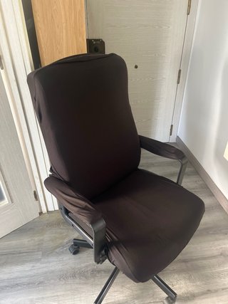 Mesa de escritorio blanca y silla