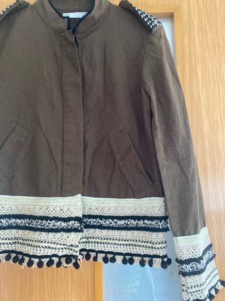 Chaqueta militar con detalles étnicos