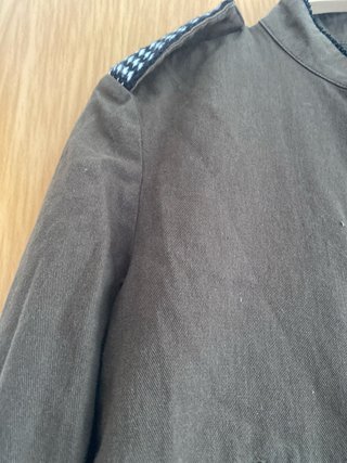Chaqueta militar con detalles étnicos
