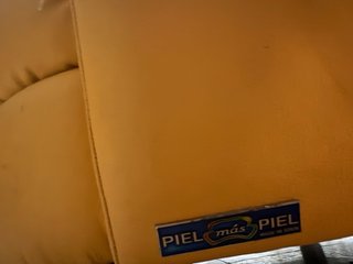 Sofá de piel amarillo