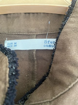 Chaqueta marrón con detalles étnicos