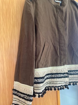 Chaqueta marrón con detalles étnicos