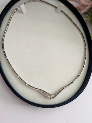 Elegante gargantilla de plata con circonitas
