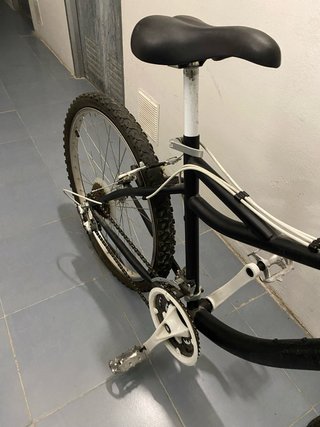 Bicicleta Montaña Negra y Blanca.