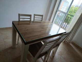 Mesa comedor madera y cristal + 4 sillas