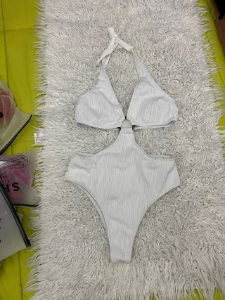 Bikini azul con ribete blanco preguntar precio