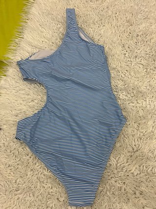 Bikini azul con ribete blanco preguntar precio