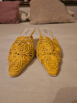Zapatos amarillos casi nuevos