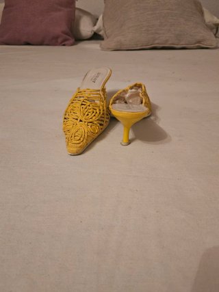 Zapatos amarillos casi nuevos