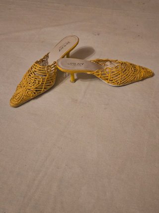 Zapatos amarillos casi nuevos