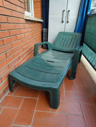 Tumbona plegable de resina con ruedas.