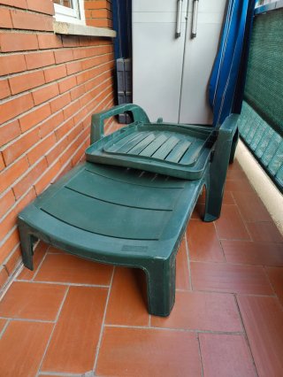 Tumbona plegable de resina con ruedas.
