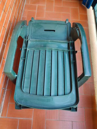 Tumbona plegable de resina con ruedas.