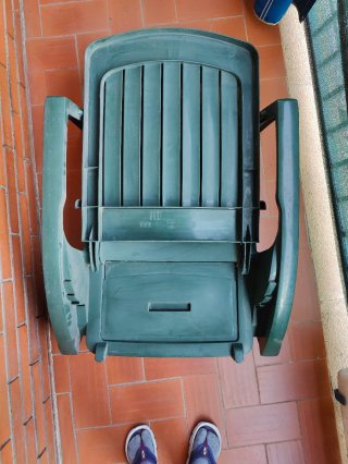 Tumbona plegable de resina con ruedas.