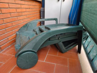 Tumbona plegable de resina con ruedas.
