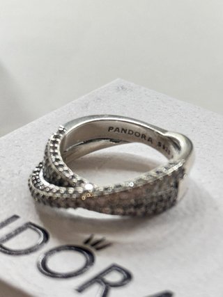 Anillo Pandora plata brillante cruzado