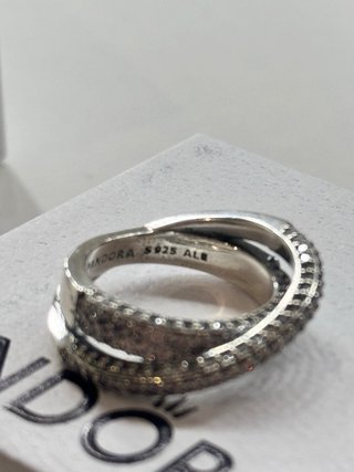 Anillo Pandora plata brillante cruzado