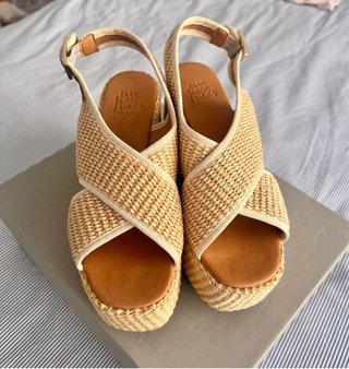 Sandalias UN PASO MAS cuña rafia beige