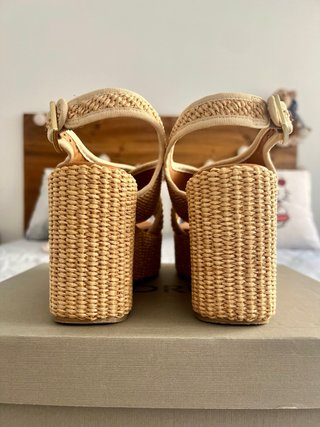 Sandalias UN PASO MAS cuña rafia beige