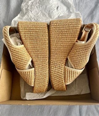 Sandalias UN PASO MAS cuña rafia beige