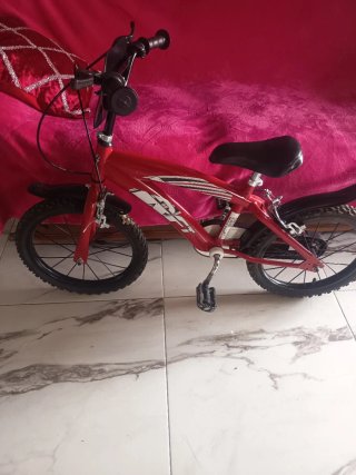 Bicicleta infantil roja